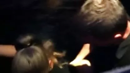 Juicy plavuša sa stećama s maćehom pljuje s mladim dečkom u grupnom seksu