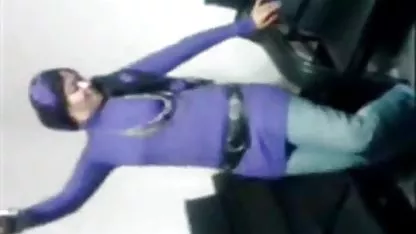 Modni modni momak jebeni minijaturni azijski na kauču i pisaćem stolu