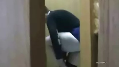 Muž popravlja kolica, a vlasnik se bori protiv njegove supruge