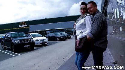 Mladoženja s operatorom zauzvrat spire nevjesta u automobilu