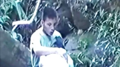 Guba babenka zadovoljava slatke rupe s snažnim dildo