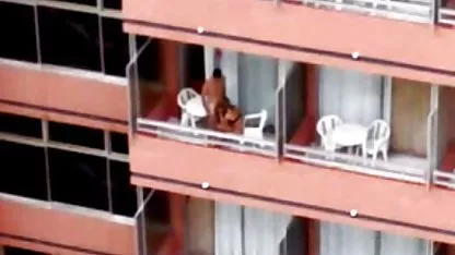 Djevojka nakon analnog masturbacije bavi se seksu u magarcu