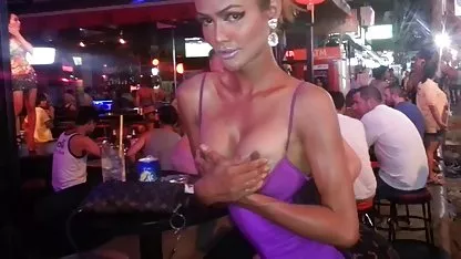 Veličanstvena dama daje blowjob pijancu berača gljiva i završava u njegovoj vili