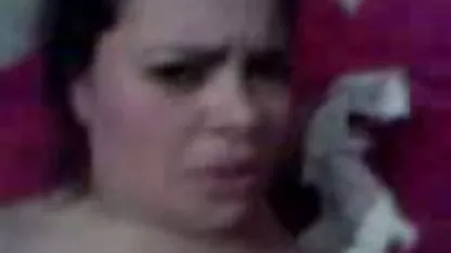 Mladi momak pržila dvije vesele djevojke na kauču