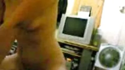 Hot brunette fucks ljubitelj bdsm s gag i vezan ruku
