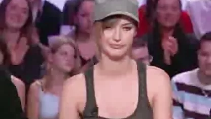 Plavuša s tits ujutro žurbi na susjeda za zalijevanje i naknadni seks