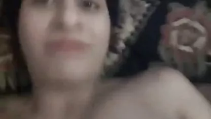 Slatka crnka sklizne u magarcu s mladim susjedom na svježem zraku