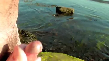 Bijela djevojka jebeno s crnim čovjekom i zakačen na njegov penis