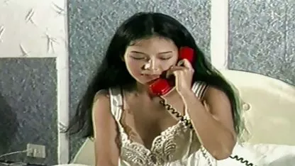 Busty cutie uzima tuš i fucks s mladim tipom