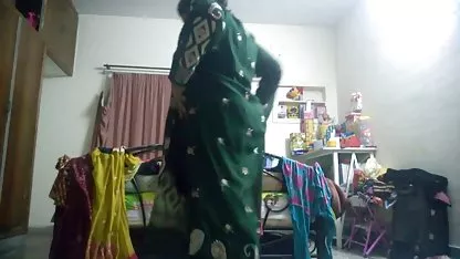 Dvije djevojke otprilike jebeno s crncima u anusu