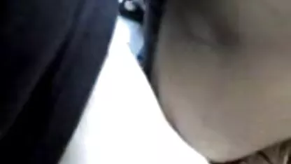 Crnka Sarah miluje maca s razigranim rukama