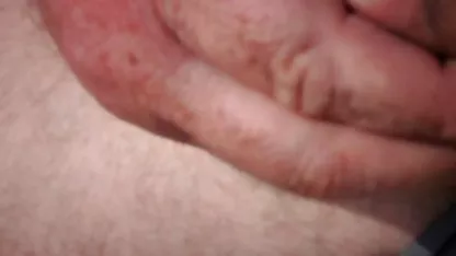Dvije vitke brinete lizaju se i sisaju jedno drugom kuracu