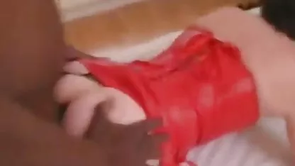 Dvije djevojke čine striptiz i imaju lezbijski seks u slobodno vrijeme