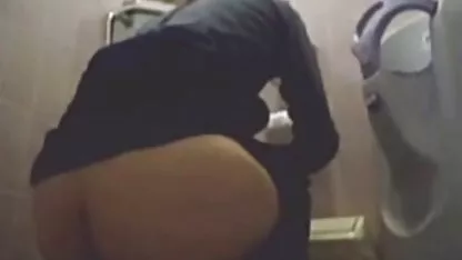 Mladi masažni terapeut je silovao prilično azijsko na radni kauč