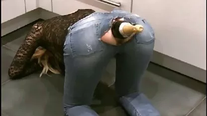 Alex Rey zadovoljava dildo kapu i pravi član