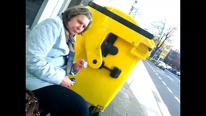 Zrela plavuša zavodi mladu kolegicu koja je došla posjetiti seks