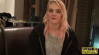 Analni seks s djevojkom u novim pantyhose u rektumu
