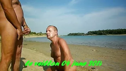 Prilično mršava djevojka jebeno u magarcu s mladim sponzorom u odmaralištu