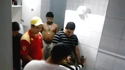 Guba djevojka dala je oralni grupni seks s prijateljem i prijateljicom