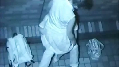Moskva čovjek podučava seks i grubo fucks lijepu djevojku
