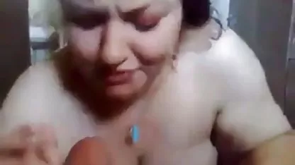 Mladi muž prisilio je svoju ženu da sisati i gurati praćke za sperma.
