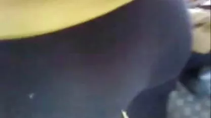 Slatka dama stavlja intimne rupe za mlađe momke.