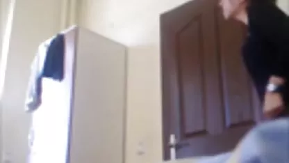 Mršava plavuša poziva afričku u svoj dom za teško interraaličan odnos