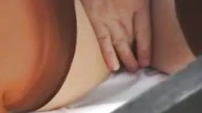 Znatiželjica ženskog maca fucks na gomile djevojaka u magarca