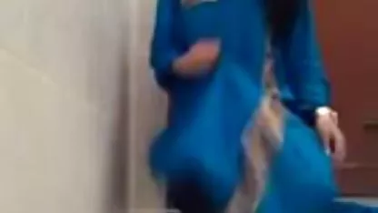 Zhenka Kastet licks maca mulatto sekretar i dobiva kroz ovaj cumshot seksa.