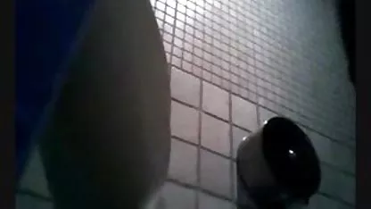 Mršava djevojka sranje od redatelja