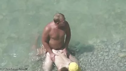 Djevojka dominira i puše na vezanom čovjeku, sjedajući na njegovu kuracu