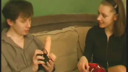 Zreli muškarac s velikim penisom puši djevojku s crvenom bojom