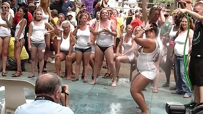 Graditelj bumps slim plavuša u magarca s gustom penis