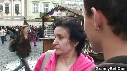 Fragile crnka ima grupni seks s crnim momcima kod kuće