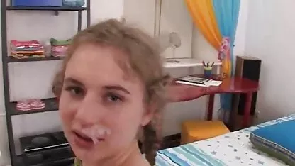 Bruneta dobiva penis između peciva tijekom masaže