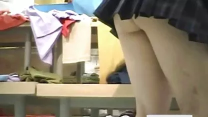 Slatka mršava izvirila se od jerkinga od prijatelja i dala mu jebeni blowjob s jebenim