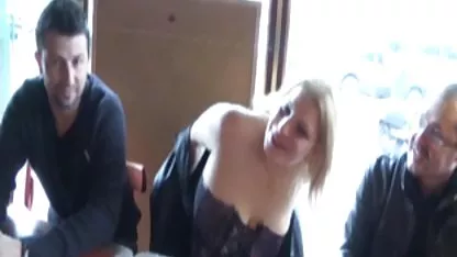 Crnac je učio mlade djevojke sisanče veliki crni kurac