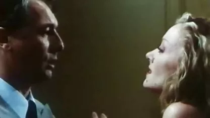 Pokazao je piliću rupu u sukno i uzeo seks s vrućim pilićima