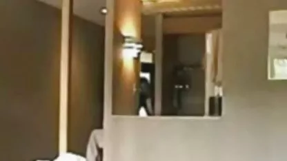 Lijepa ljubavnica jebala vjenčanu djevojku u skromnoj motelskoj sobi
