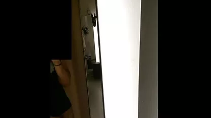 Crnobijeli muškarci šišaju mršavu plavušu za slatke kolače