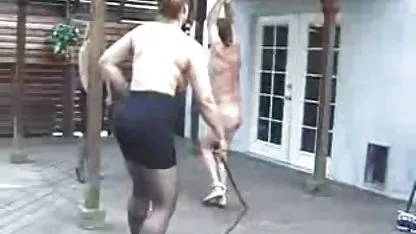 Gladna beba ljubi spavaćem suprugu