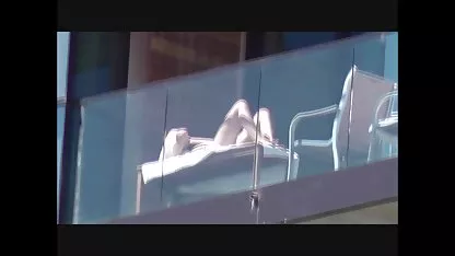 Mlada balerina bez gaćica dobiva joj jebeni partner na stroju