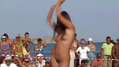 Slatka Caroline daje magarca i sisanje ljubavnik kurac