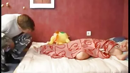 Slatka djevojka koja uvježbava masturbaciju