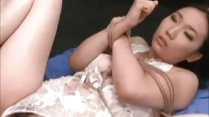 Uznemirena djevojka od čitanja snažnog seksa u analnom