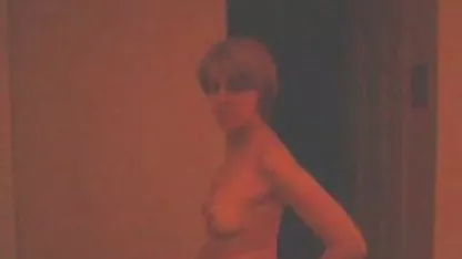 Djevojka u čarapama ima seksa s muškarcem da ga probudi ujutro