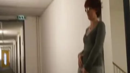 Momak preuzima novu smartphone slatku blowjob mladu ženu