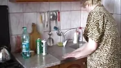 Obožavatelji pomažu mladim natjecateljima grupni seks