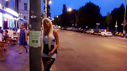 Umjesto ukusne torte zadovoljava muževe seksualne želje.
