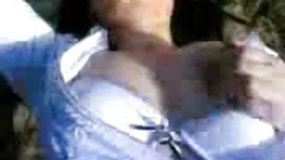 Guy preuzima blowjob mobitela iz blizine djevojke